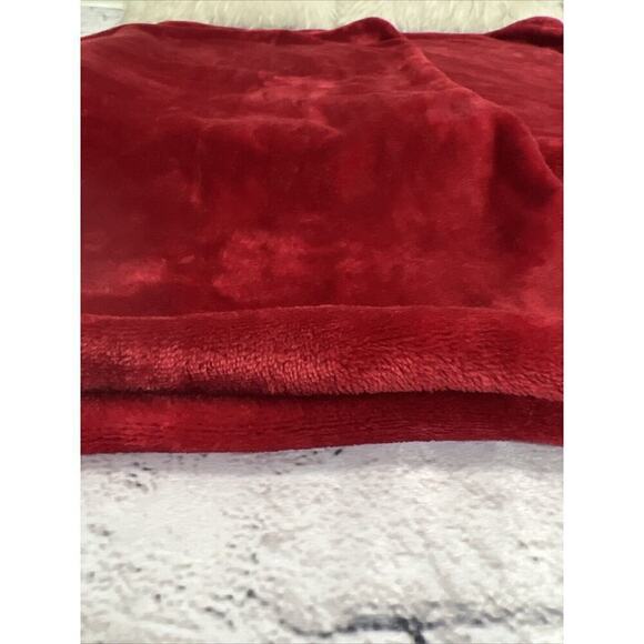 Nautica Red Ultra Soft Plush‎ European Pillow Covers 2 Extra Large 26”x26” - Picture 3 of 6